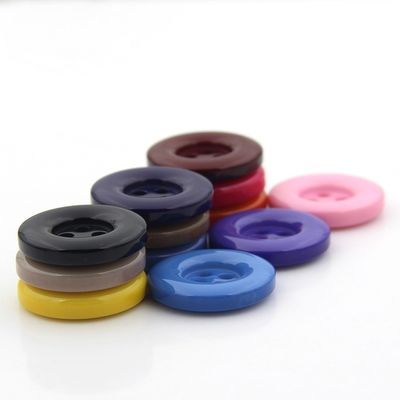 Fabryka Oeko-tex Sprzedawcy hurtowi Akcesoria odzieżowe Moda 4 dziury Plastikowe guzików odzieży guzików żywicy