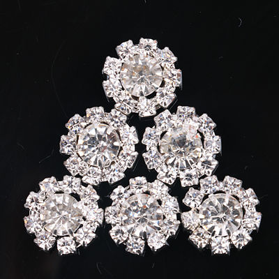 Kształt kwiatu ślubnego metalowego Jasny kolor Krystal Button Luxury Shank Fancy Crystal Diamond Buttons For Clothes