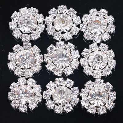 Kształt kwiatu ślubnego metalowego Jasny kolor Krystal Button Luxury Shank Fancy Crystal Diamond Buttons For Clothes